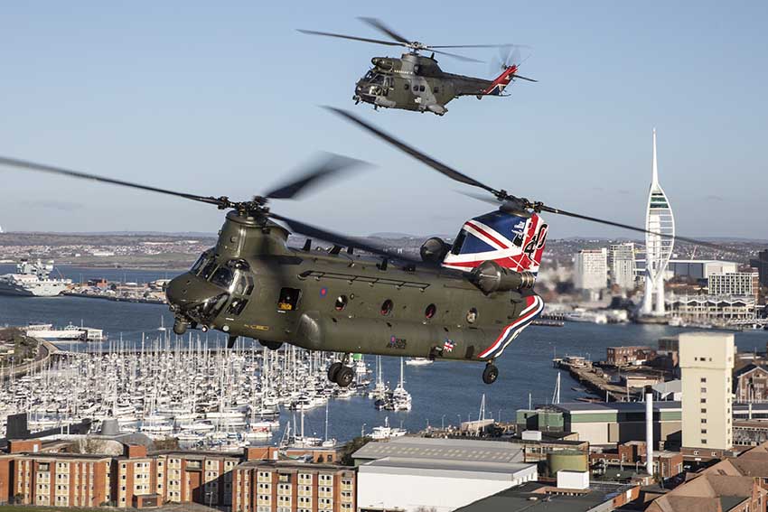 El 25 de noviembre de 2021 tuvo lugar un vuelo en formación de helicópteros Chinook y Puma especialmente pintados para conmemorar los 90 años de servicio conjunto. Para la ocasión, las aeronaves realizaron un vuelo conmemorativo sobre una serie de lugares del sur de Inglaterra, mostrando su arte de cola personalizado para el aniversario. Las das aeronaves, pintadas de forma única, celebraron sus aniversarios individuales a principios de este año, pero este es su primer vuelo en formación como pareja. El Puma (XW224), de la RAF Benson, Oxfordshire, ha cumplido 50 años de servicio, mientras que el Chinook (ZD984), de la RAF Odiham, Hampshire, ha cumplido 40 años de servicio. El arte de la cola de cada avión se encargó especialmente para conmemorar los importantes aniversarios de su entrada en servicio en la Royal Air Force. La ruta de vuelo incluyó una serie de lugares emblemáticos, que se extienden desde la Isla de Wight hasta el centro de Londres; cada lugar ofrece oportunidades únicas de entrenamiento conjunto para las tripulaciones que a menudo trabajarán juntas en las operaciones. Imagen de Cpl Tim Laurence/RAF.