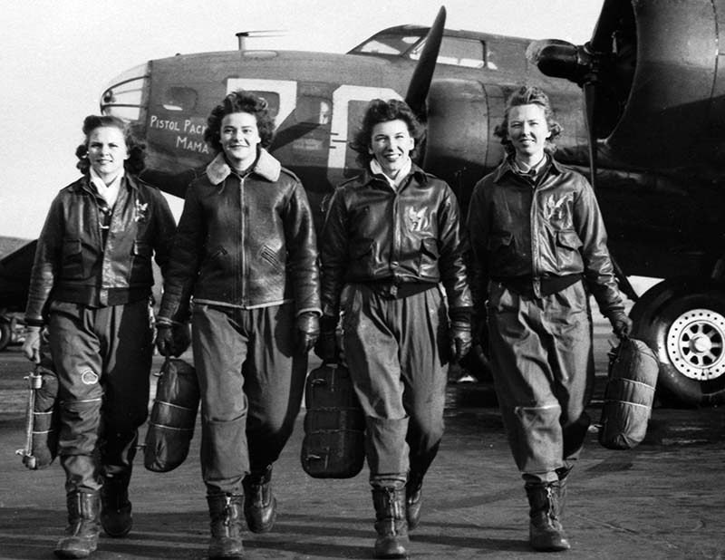 Frances Green, Margaret Kirchner, Ann Waldner y Blanche Osborn, mujeres piloto de la Fuerza Aérea de Estados Unidos, son fotografiadas en el Campo Aéreo del Ejército de Lockbourne, Ohio, en 1944. Estas pilotos fueron algunas de las primeras en transportar bombarderos B-17 "Flying Fortress". Más de 1.000 WASP proporcionaron un apoyo aéreo militar esencial en los Estados Unidos durante la Segunda Guerra Mundial. (Foto de la Fuerza Aérea de EE.UU.)