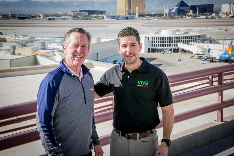 El Presidente y Director General de Allegiant, Maurice J. Gallagher, Jr. y el Director General de Viva Aerobus, Juan Carlos Zuazua, fotografiados en el Aeropuerto Internacional McCarran de Las Vegas. Las aerolíneas anunciaron hoy sus planes para un Acuerdo de Alianza Comercial totalmente integrado, diseñado para ampliar drásticamente las opciones de viajes aéreos de placer sin escalas entre Estados Unidos y México, al tiempo que se reducen las tarifas para que los viajes sean más accesibles y asequibles para los residentes de ambas naciones. (Foto: Henri Sagalow)