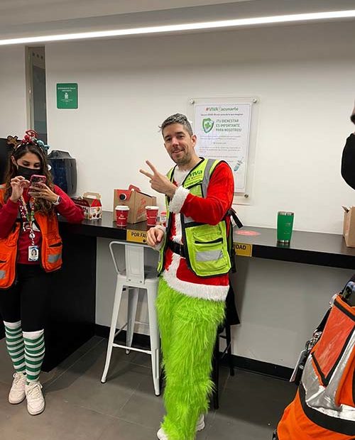 CEO soprende a su emplados disfrazado de Grinch ©Viva Aerobus