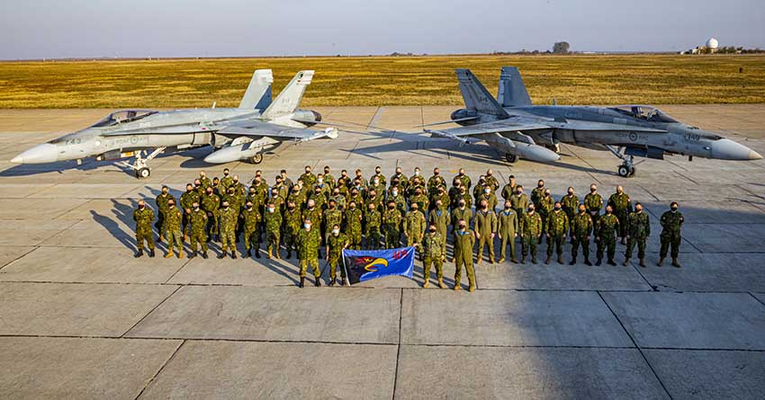 El 409 Tactical Fighter Squadron se reúne para una foto de grupo delante de dos CF-188 Hornets de la Royal Canadian Air Force en la Base Aérea Mihail Kogalniceanu durante la Operación REASSURANCE Air Task Force - Rumanía el 29 de octubre de 2021. Foto: Sargento Primero Osvaldo Martínez