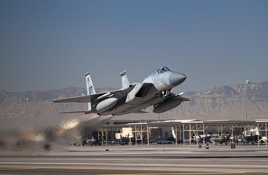 Un F-15C Eagle despega para llevar a cabo su último vuelo defensivo durante la Integración 21-B de la Escuela de Armas en la Base de la Fuerza Aérea de Nellis, Nevada, el 8 de diciembre de 2021. A medida que la Fuerza Aérea continúa modernizándose, esta clase marca el último curso de instructor de armas F-15C que se imparte en la Escuela de Armas de la Fuerza Aérea de los Estados Unidos. (Foto de la Fuerza Aérea de los Estados Unidos)