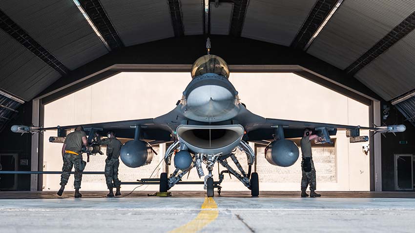 Aviadores del 378º Escuadrón de Mantenimiento Expedicionario se preparan para cargar municiones en un F-16 Fighting Falcon en la Base Aérea Rey Fahad, Reino de Arabia Saudí, el 7 de diciembre de 2021. Los F-16 estadounidenses se integraron con los F-15 de la Real Fuerza Aérea de Arabia Saudita para fortalecer y reforzar las defensas aéreas contra cualquier amenaza potencial. (Foto de la Fuerza Aérea de los Estados Unidos por el aviador superior Jacob B. Wrightsman)