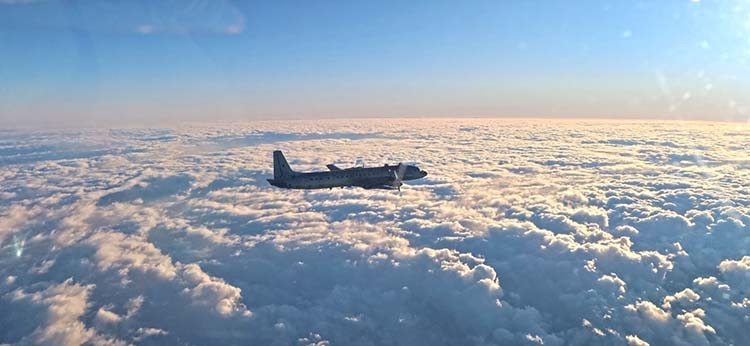 Los F-16 polacos actualmente desplegados en la Base Aérea de Šiauliai, Lituania, en el marco de una vigilancia aérea reforzada, lanzaron su primer Alpha Scramble sobre el Mar Báltico para interceptar un avión de reconocimiento ruso IL-20 el 7 de diciembre. Foto cortesía de la Fuerza Aérea Polaca.