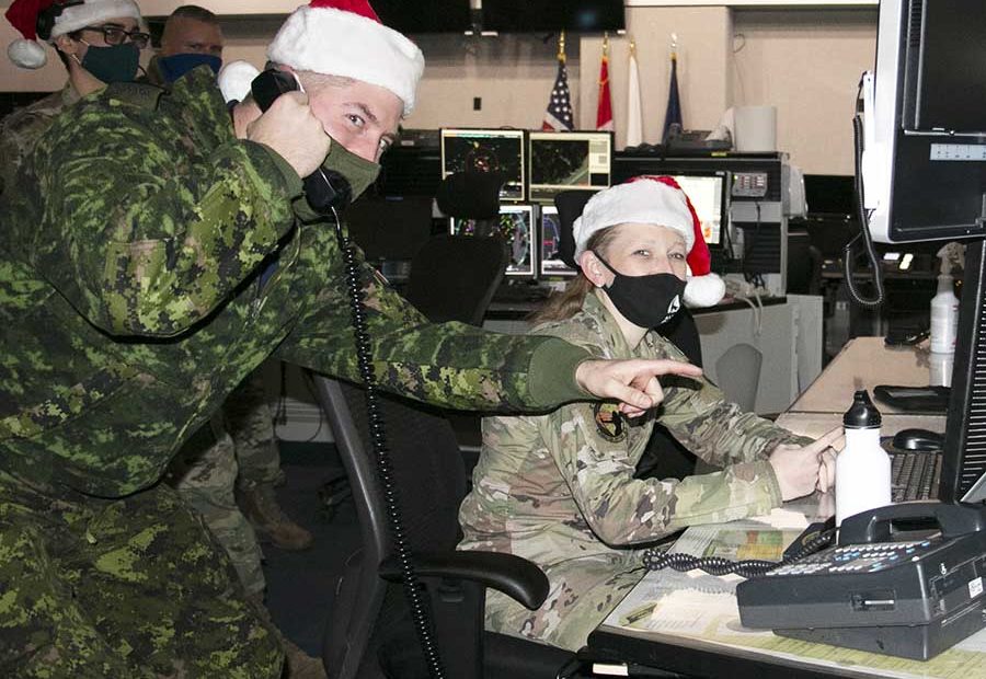 El capitán Kevin Vincent, de la Real Fuerza Aérea Canadiense, a la izquierda, y la aviadora de primera clase Megan Mills, del 224º Escuadrón de Defensa Aérea de la Guardia Nacional Aérea de Nueva York, realizaron recientemente un entrenamiento en el Sector de Defensa Aérea del Este en Roma, Nueva York, como preparación para las operaciones de Papá Noel de NORAD en Nochebuena. Foto de la U.S. Air National Guard por Tim Jones