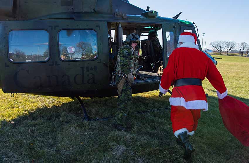 Papá Noel, con la ayuda de un helicóptero del Ala 1 y algunos elfos voluntarios de la Base de las Fuerzas Canadienses de Kingston, entrega algunos regalos a los niños del Hospital General de Kingston. Base de las Fuerzas Canadienses en Kingston, Ontario. 03 de diciembre de 2021. ©RCAF