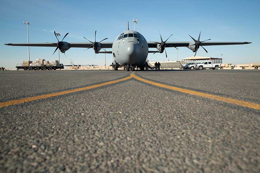 Miembros de las fuerzas aéreas iraquíes y estadounidenses se preparan para cargar en un Hércules C-130J iraquí en la base aérea de Ali Al Salem, Kuwait, el 13 de diciembre de 2021. Desde febrero de 2021, la Fuerza Aérea iraquí ha entregado 60 toneladas por valor de más de 18 millones de dólares que permiten la estabilidad regional para el pueblo de Irak. (Foto del Ejército de EE.UU. por Spc. Adaris Cole)