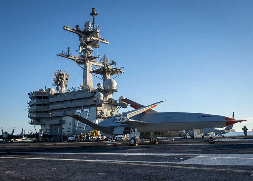 Un activo de prueba MQ-25 Stingray realiza maniobras de manejo en cubierta el 12 de diciembre mientras está navegando a bordo del USS George H.W. Bush (CVN -77). Esta demostración de aviación no tripulada en portaaviones marcó la primera vez que la Armada realizó pruebas con el MQ-25 en el mar. (Foto de la Marina de los Estados Unidos)