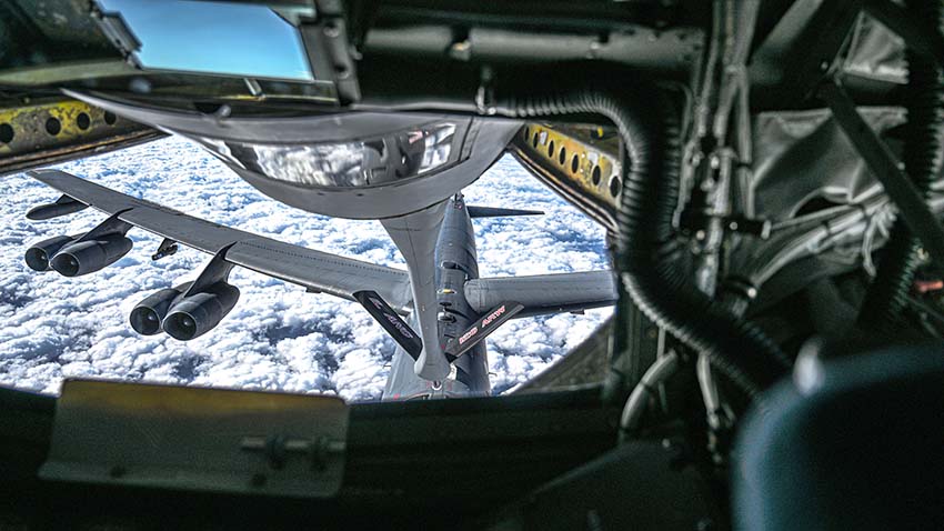 Vista de la cabina de un KC-135 Stratotanker del 126º Ala de Reabastecimiento Aéreo repostando un B-52 Stratofortress desde la estación del 96º Escuadrón de Bombas en la Base Aérea de Barksdale, Luisiana, el 17 de noviembre de 2021. El ala de la Guardia Nacional Aérea de Illinois, en la Base de la Fuerza Aérea Scott, Illinois, está preparada para reabastecer a los militares estadounidenses y aliados, en cualquier momento y lugar. (Foto de la Guardia Nacional Aérea de EE.UU. por el sargento mayor Brian Ellison)