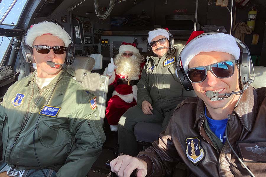 Una tripulación del 192º Escuadrón de Transporte Aéreo, de la Guardia Nacional Aérea de Nevada, posa para una foto con Papá Noel en la cubierta de vuelo de su avión C-130 Hércules, el 18 de diciembre de 2021. El Sr. Claus visitó la Base de la Guardia Nacional Aérea de Nevada para repartir saludos y alegría navideña con los miembros de la Guardia Nacional Aérea y del Ejército de Nevada y sus familias. (Foto de cortesía de la Guardia Nacional Aérea de EE.UU.)