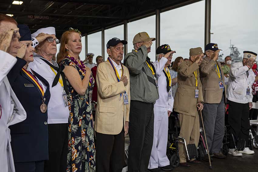 Supervivientes de Pearl Harbor y veteranos de la Segunda Guerra Mundial, junto con familiares y amigos, rinden honores en el 80º aniversario de Pearl Harbor. Hoy en día, la alianza entre Estados Unidos y Japón es la piedra angular de la paz y la seguridad en una región indopacífica libre y abierta. (Foto de la Armada de EE.UU. por el especialista en comunicación de primera clase Kelby Sanders)