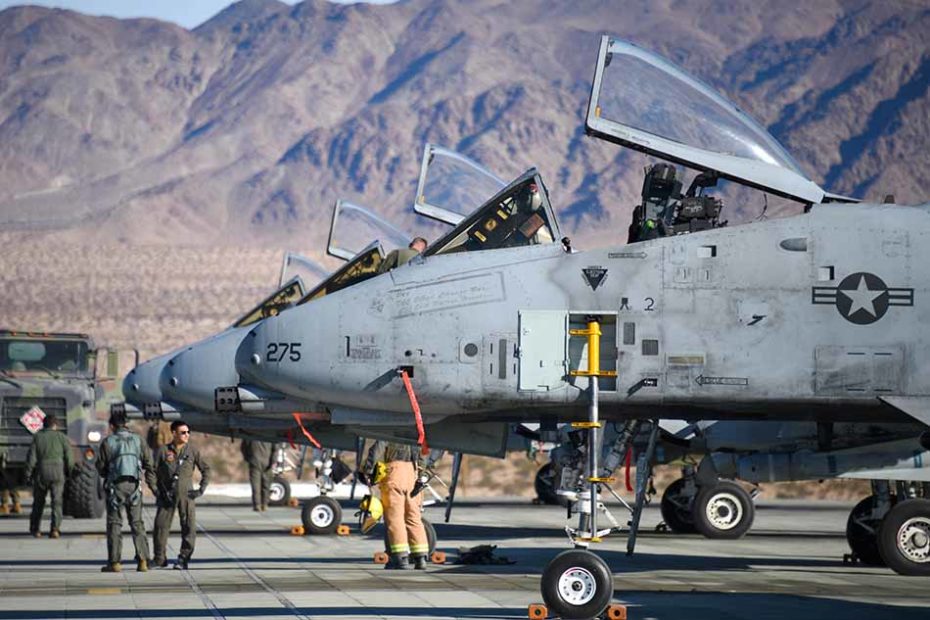 Los pilotos del A-10C Thunderbolt II, junto con los Marines, reabastecen de combustible a los aviones en Twentynine Palms, California, el 15 de diciembre de 2021. Este ejercicio fue parte de una operación conjunta con los Marines ubicada en Twentynine Palms. Foto de la Fuerza Aérea de EE.UU. por el aviador de primera clase Vaughn Weber