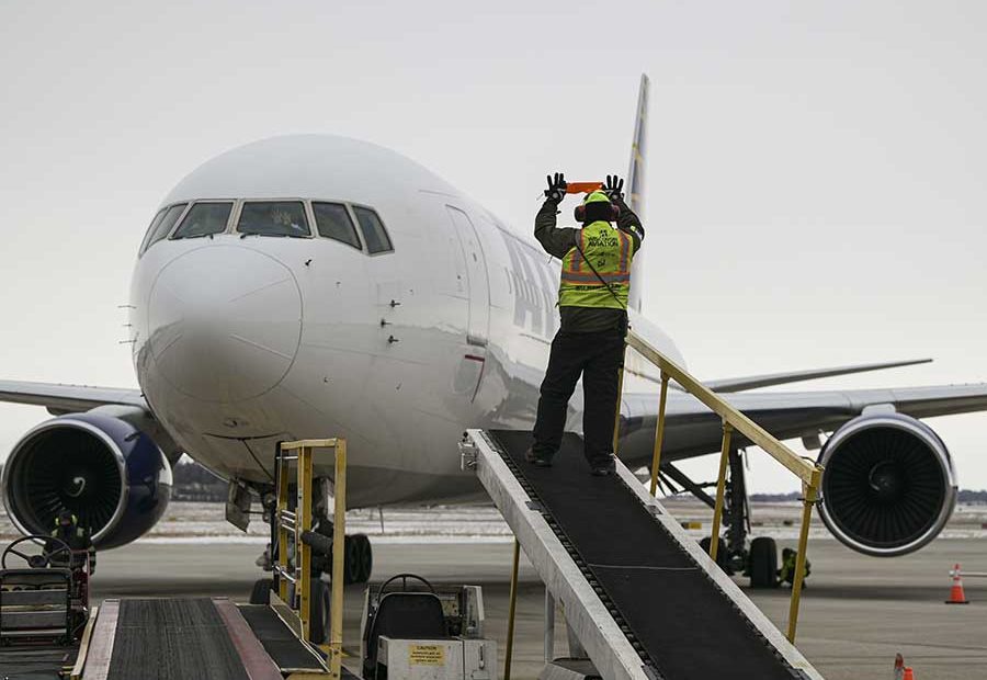 Un especialista en operaciones en tierra de Wisconsin Aviation, en el Aeropuerto Regional del Condado de Dane, en Madison, Wisconsin, prepara un avión con aproximadamente 150 miembros del servicio que regresan a casa de un despliegue en el extranjero el 14 de enero de 2021. Los aviadores, asignados al Ala de Caza 115, fueron desplegados en la Base Aérea Príncipe Sultán, Arabia Saudita, para apoyar las operaciones del Comando Central de los Estados Unidos. (Foto de la Guardia Nacional Aérea de EE.UU. por el sargento de personal Cameron Lewis)