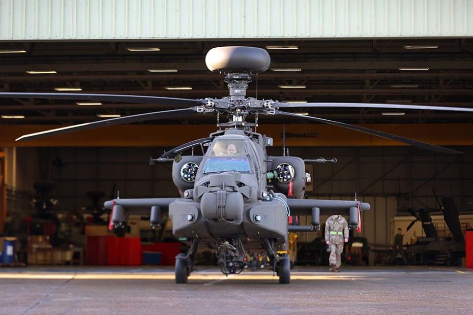 Más letal, ágil, capaz de sobrevivir e integrado, los trabajos para poner en servicio en primera línea el nuevo helicóptero de ataque del Ejército británico avanzan a toda máquina. Se han adquirido 50 Apache AH-64E para dotar a la aviación de ataque de tecnología punta que será un elemento clave en la forma de combatir del Ejército en las próximas décadas, tal y como se establece en la visión del Soldado del Futuro. El AH-64E cuenta con un nuevo tren de transmisión y palas del rotor para aumentar el rendimiento de vuelo; sensores mejorados para detectar al enemigo; sistemas de comunicaciones para compartir datos con otros helicópteros, sistemas de aeronaves no tripuladas y fuerzas terrestres como parte de una red; y sistemas de diagnóstico de mantenimiento integrados para aumentar la disponibilidad de la aeronave. El Regimiento 3 del Cuerpo Aéreo del Ejército será la primera unidad en utilizar el nuevo AH-64E, y los ingenieros y la tripulación de la aeronave realizarán cursos de formación en Estados Unidos para prepararse para trabajar con el helicóptero. Los hangares de la unidad en la estación de vuelo de Wattisham están ocupados con soldados de la Real Ingeniería Eléctrica y Mecánica que realizan comprobaciones de ingeniería en las aeronaves entregadas desde los Estados Unidos, y ahora se están realizando pruebas de vuelo. El AH-64E sustituye al Apache Mk. 1 que actualmente fluye por el 3 y 4 Regimiento del Cuerpo Aéreo del Ejército, que entró en servicio en 2001 y demostró ser un activo ganador de batallas en Afganistán y Libia. ©Ejército de Inglaterra