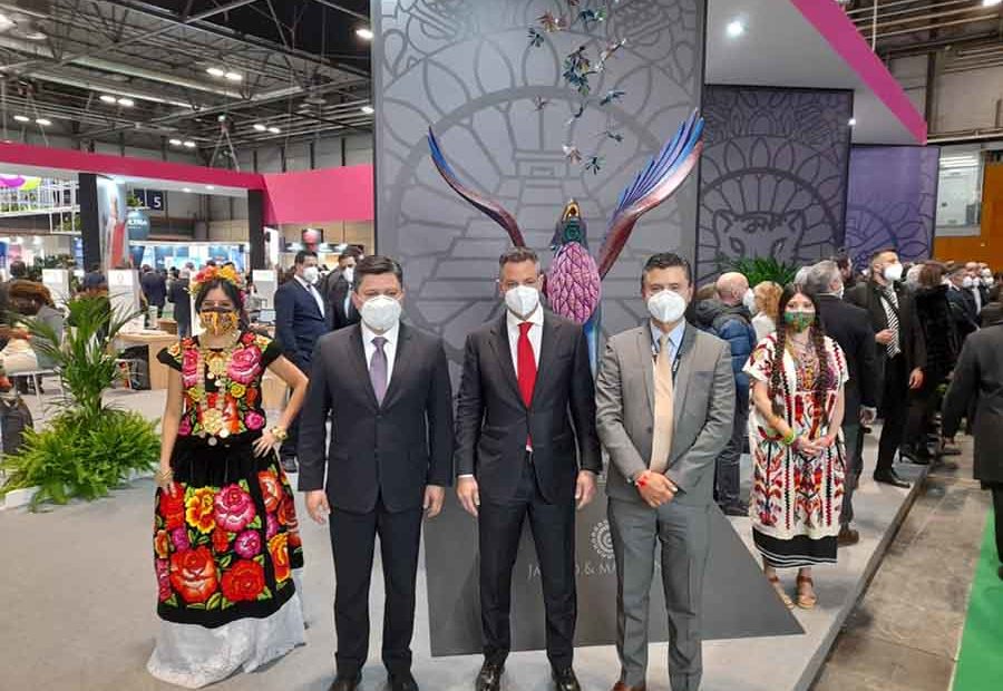 Juan Carlos Rivera, Secretario de Turismo de Oaxaca; Alejandro Murat, Gobernador del Estado de Oaxaca; y Julio Gamero, CEO de TAG Airlines, en la FITUR 2022. Foto: TAG Airlines