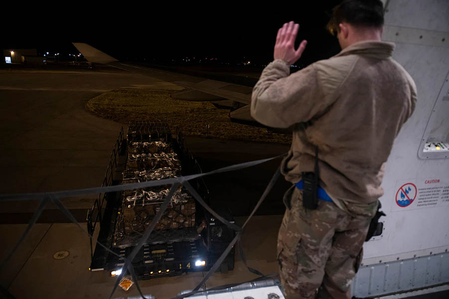 Aviadores del 436º Escuadrón en la Base Aérea de Dover, Delaware, se preparan para cargar material de ayuda a la seguridad en un avión militar, el 24 de enero de 2022. El material tiene como destino Ucrania. Foto de: Air Force Tech. Sargento J.D. Strong II