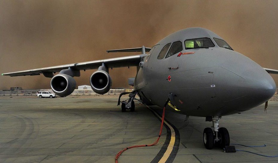 Un BAe146 C Mk3 de la Real Fuerza Aérea es fotografiado en el Campamento Bastión en Afganistán mientras una tormenta de arena se avecina en el fondo. El BAe146 C Mk 3 de la RAF, perteneciente al escuadrón 32 (The Royal) de la RAF Northolt, aterrizó por primera vez en el teatro de operaciones de Camp Bastion, en la provincia de Helmand. ©RAF