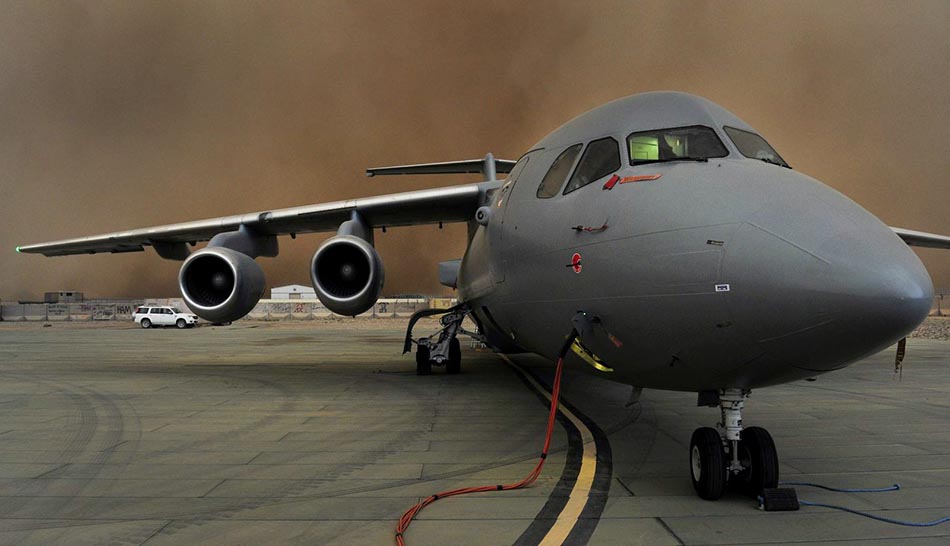 Un BAe146 C Mk3 de la Real Fuerza Aérea es fotografiado en el Campamento Bastión en Afganistán mientras una tormenta de arena se avecina en el fondo. El BAe146 C Mk 3 de la RAF, perteneciente al escuadrón 32 (The Royal) de la RAF Northolt, aterrizó por primera vez en el teatro de operaciones de Camp Bastion, en la provincia de Helmand. ©RAF