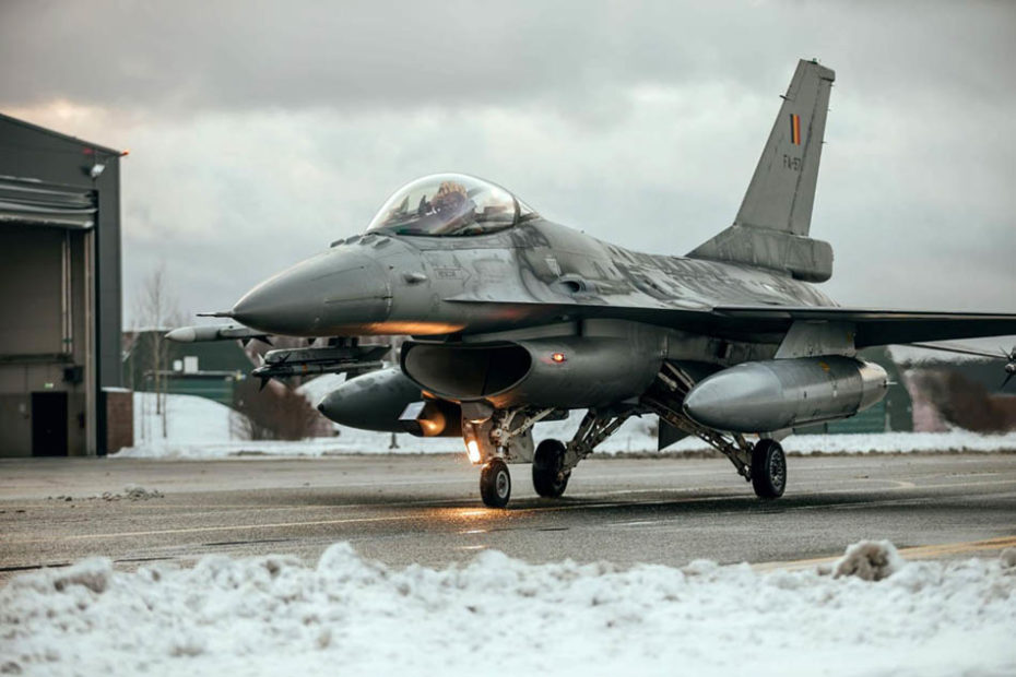 Un F-16 belga fuera de un hangar en la base aérea de Ämari, Estonia. Foto de Pascal Warner.