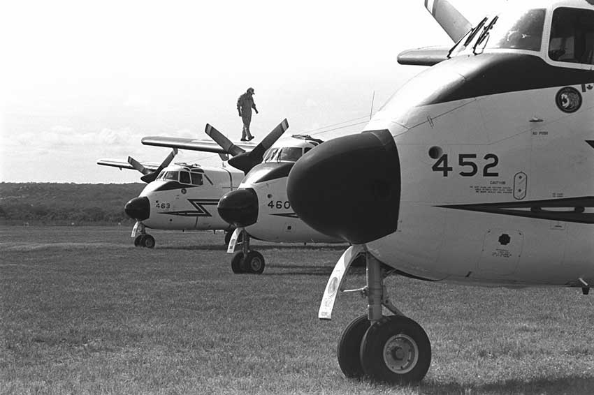 Tres aviones CC-115 Buffalo en línea en Rodesia en 1980 con un técnico en un ala. Foto: Canadian Forces Photo Unit