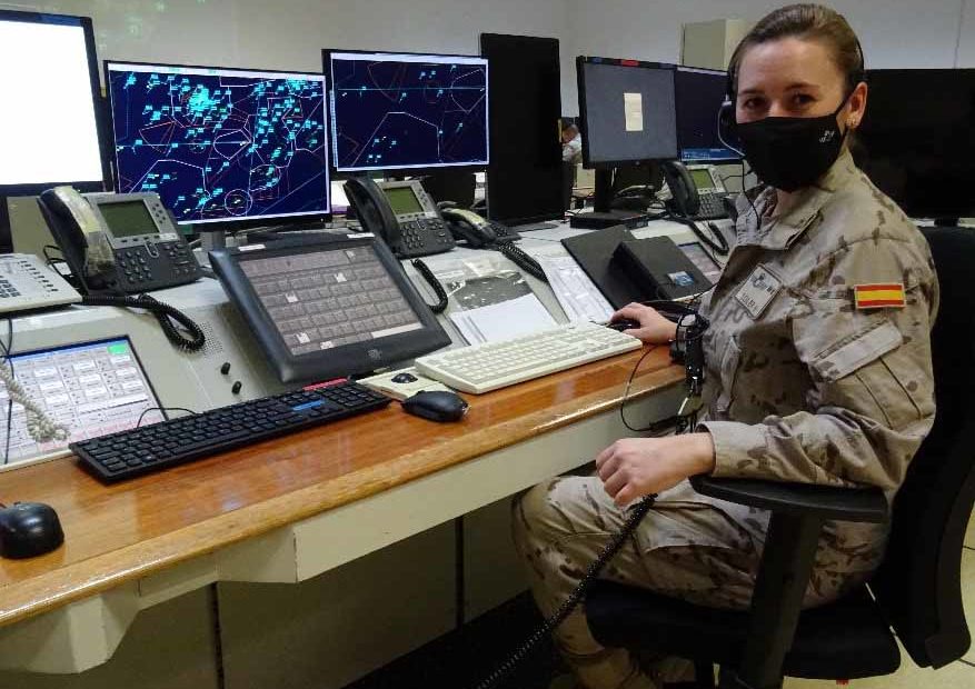 La capitán Natalia Soler Ewen en el Grupo Norte de Mando y Control (GRUNOMAC) ©Ejército del Aire