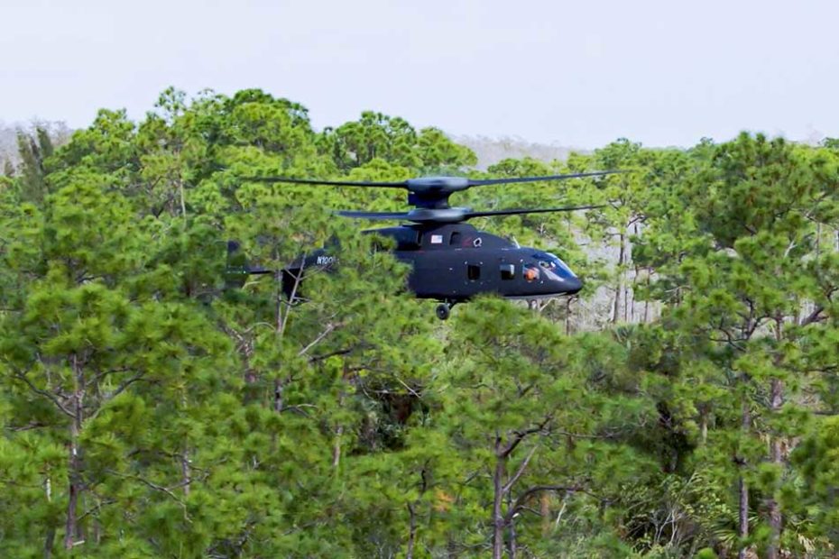 El demostrador tecnológico SB>1 DEFIANT ejecutó recientemente un aterrizaje en zona confinada entre los árboles del sur de Florida como parte del esfuerzo del equipo Lockheed Martin Sikorsky-Boeing para validar el diseño de la aeronave y su relevancia para el perfil de la misión del futuro avión de asalto de largo alcance del Ejército. (Foto de Lockheed Martin Sikorsky-Boeing)