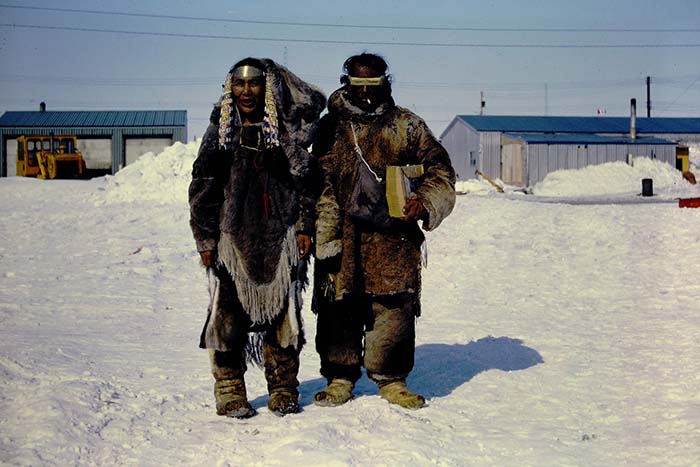 Llegó la noticia de la USAF de que un pueblo nativo, Anaktuvuk Pass, en la vertiente norte de Alaska, se había quedado sin combustible para la calefacción y sin gasóleo. El Buffalo aterrizó sin ningún problema. Todo el pueblo acudió con gran entusiasmo y buenos deseos. ©RCAF