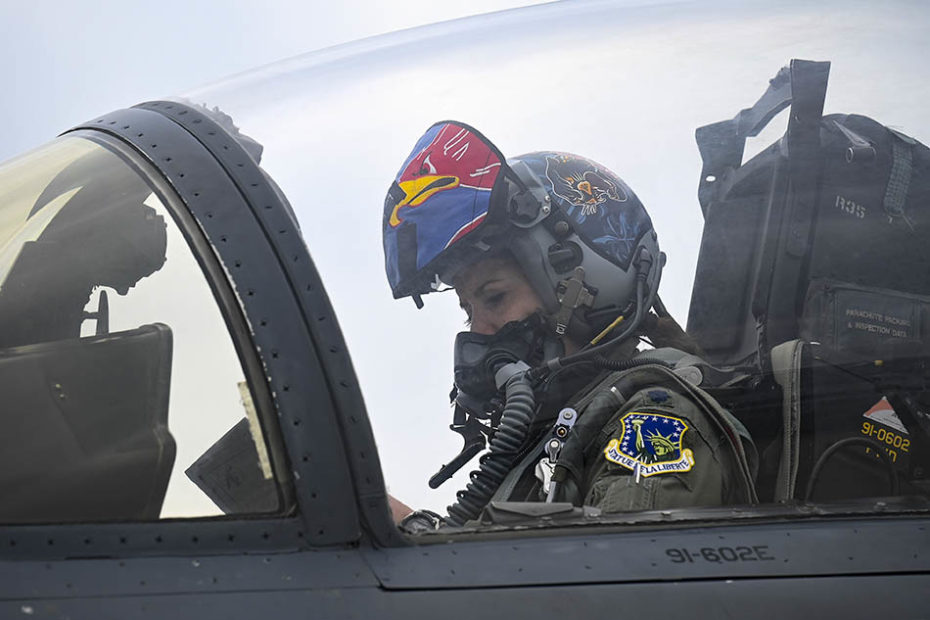 La teniente coronel de la Fuerza Aérea Jaina Donberg, subcomandante del 48º Grupo de Operaciones, se prepara para rodar un F-15E Strike Eagle en la Real Fuerza Aérea de Lakenheath, Inglaterra, el 22 de marzo de 2021. Foto: Madeline Herzog, aviador de la Fuerza Aérea de Estados Unidos