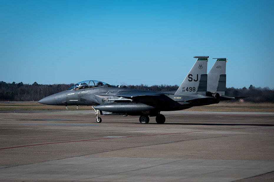 Un F-15E Strike Eagle asignado al 335º Escuadrón de Cazas se prepara para despegar de la Base Aérea Seymour Johnson, N.C., el 11 de enero de 2022. Ocho F-15E volaron al Jetport Regional de Kinston como parte de un ejercicio del ala principal y de empleo de combate ágil. La 4ª Ala de Caza es una de las cuatro alas del Mando de Combate Aéreo designada como ala líder. (Foto de la Fuerza Aérea de EE.UU. por el aviador senior David Lynn)