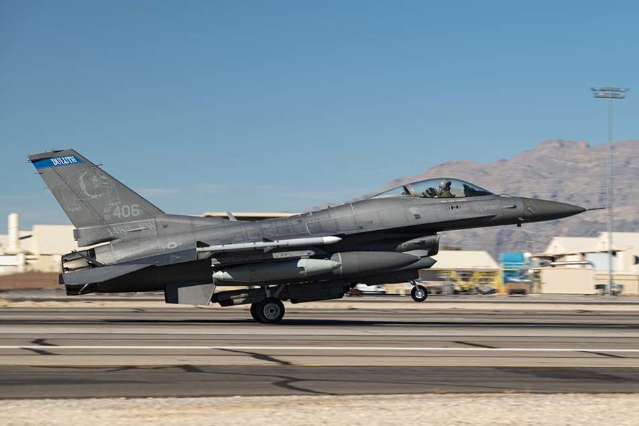 Un F-16 Fighting Falcon asignado al 148º Ala de Caza de la Base de la Guardia Nacional Aérea de Duluth, Minnesota, aterriza en la Base de la Fuerza Aérea de Nellis, Nevada, el 20 de enero de 2022, para el ejercicio Red Flag 22-1. El 414º Escuadrón de Entrenamiento de Combate lleva a cabo ejercicios Red Flag para proporcionar a las tripulaciones aéreas la experiencia de múltiples e intensas salidas de combate aéreo en la seguridad de un entorno de entrenamiento. Foto de la Fuerza Aérea de EE.UU. por William R. Lewis