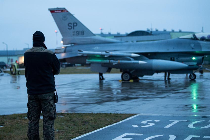 Aviones F-16 estadounidenses aterrizaron en Łask, Polonia, el 4 de enero para trabajar con los F-16 polacos de la Policía Aérea del Báltico en Siauliai, Lituania, y con los F-16 belgas mejorados de la Policía Aérea en Amari, Estonia. Foto cortesía de la Fuerza Aérea de los Estados Unidos.