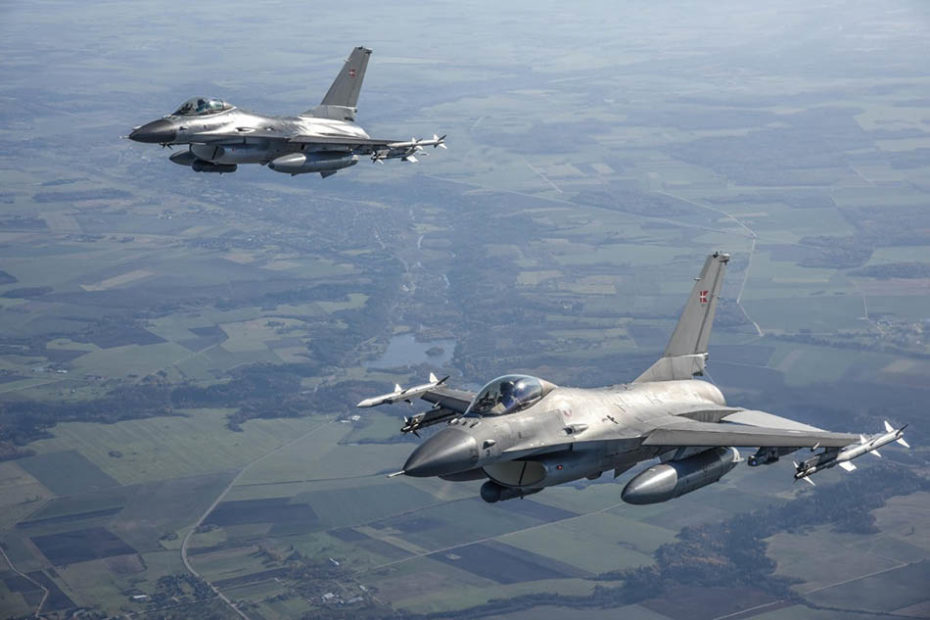 Dos F-16 daneses vuelan en formación durante una sesión fotográfica mientras están desplegados en la Base Aérea de Siauliai, Lituania, para la Policía Aérea del Báltico de la OTAN. Foto de archivo de la Fuerza Aérea Danesa.