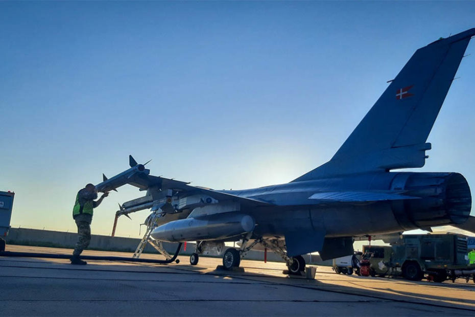 Un técnico trabajando en un misil de un avión de combate F-16 de la Real Fuerza Aérea Danesa. Foto por cortesía de la Real Fuerza Aérea Danesa.