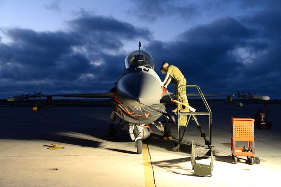 Desde la derecha, los Sres. Nicholas McLaughlin y Robert Burkett, técnicos eléctricos y bioambientales del Ala 177 de Caza de la Guardia Nacional Aérea de Nueva Jersey, cambian un componente del sistema de control bioambiental en un F-16C Fighting Falcon, en la línea de vuelo de la Estación Aérea Naval de Boca Chica, Florida. 11 de enero de 2022. El personal de mantenimiento, operaciones, logística, comunicaciones y seguridad de la 177FW viajó a las instalaciones navales de Cayo Hueso para aprovechar el clima y volar numerosas salidas de entrenamiento, en preparación para un evento de entrenamiento de demostración de Empleo Ágil de Combate en la Base de la Guardia Nacional Aérea de Muñiz, Carolina, PR. Foto de la Guardia Nacional Aérea de EE.UU. por el sargento mayor Andrew J. Moseley