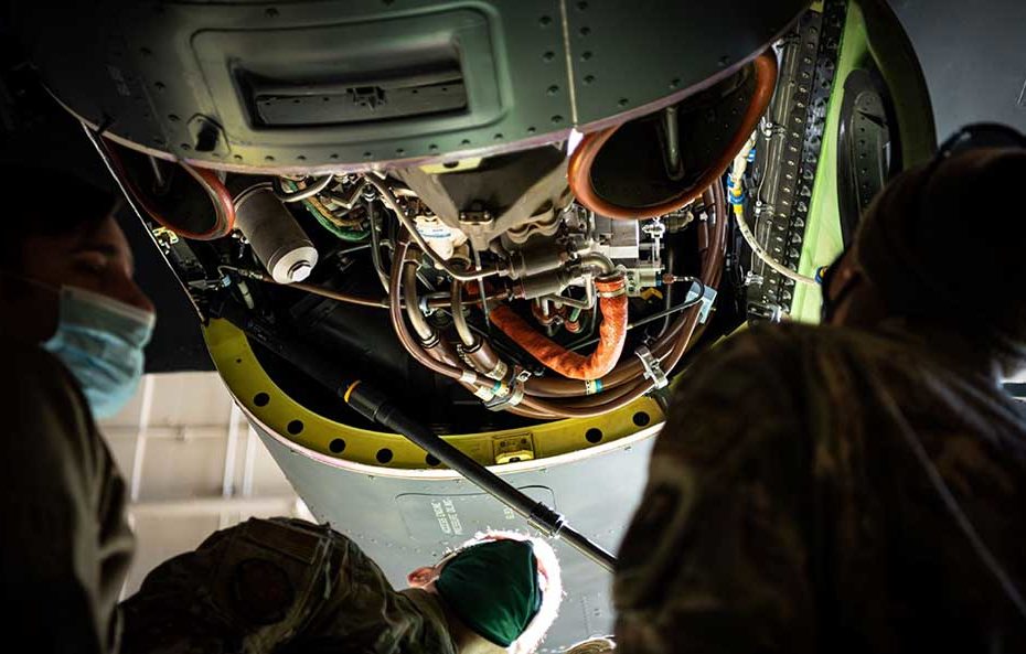 Aviadores de la Fuerza Aérea de los Estados Unidos asignados al 20º Escuadrón de Operaciones Especiales se familiarizan con las nuevas modificaciones de mejora de la góndola de un avión de rotor basculante CV-22 Osprey en la Base Aérea Cannon, N.M., el 7 de enero de 2022. Las mejoras deberían aumentar la disponibilidad de la aeronave y reducir las acciones de mantenimiento requeridas, lo que permitirá aumentar las horas de vuelo. La versatilidad del CV-22 ofrece mayor velocidad y alcance que otros aviones de ala rotatoria, lo que permite al 20 SOS llevar a cabo misiones de infiltración, exfiltración y recuperación de personal de largo alcance en territorio enemigo. Foto de la Fuerza Aérea de EE.UU. por el aviador de primera clase Drew Cyburt