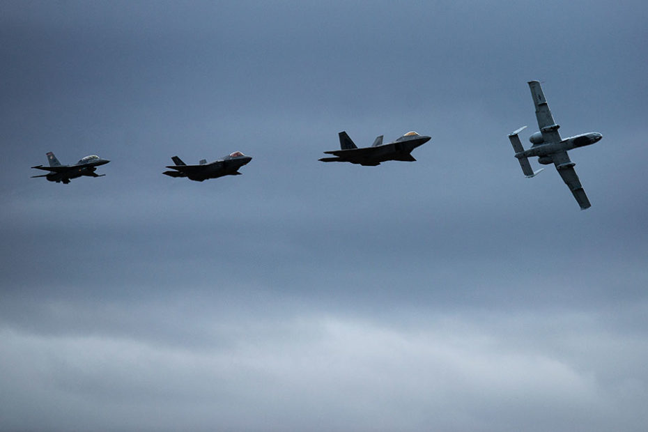 El F-16 Viper, el F-35 Lighting II, el F-22 Raptor y el A-10 Thunderbolt de la Fuerza Aérea de los Estados Unidos vuelan en formación durante el curso Heritage Flight en la Base de la Fuerza Aérea Davis-Monthan, Arizona, el 2 de marzo de 2019. Foto de la Fuerza Aérea de los Estados Unidos por el sargento de personal Jensen Stidham