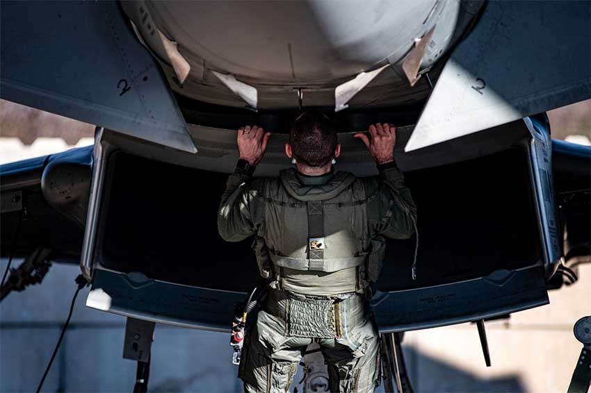 Un piloto italiano de un Eurofighter inspecciona la toma de aire de su avión durante las comprobaciones previas al vuelo en la Base Aérea de Mihail Kogalniceanu, Rumanía. Foto de Alessandro Nardella.