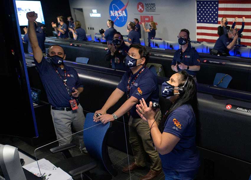 Dentro del control de la misión en el Laboratorio de Propulsión a Chorro de la NASA, los miembros del equipo de Mars 2020 Perseverance observaron y esperaron ansiosamente mientras la nave espacial realizaba una compleja serie de pasos antes de que el rover aterrizara con seguridad en la superficie marciana el 18 de febrero de 2021. Crédito: NASA/Bill Ingalls