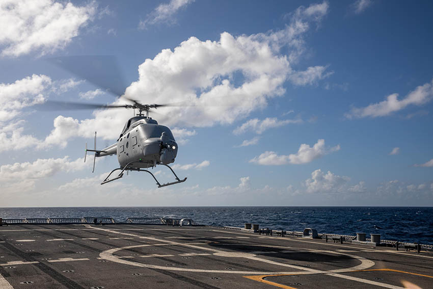 Un MQ-8C Fire Scout adscrito a los "Caballeros del Mar" del Escuadrón de Combate Marítimo de Helicópteros (HSC) 22, Destacamento 5, despega de la cubierta de vuelo del buque de combate litoral Freedom-variante USS Milwaukee (LCS 5). Foto de la Armada de EE.UU. por la Especialista en Comunicación de Masas de 2ª Clase Danielle Baker/Released