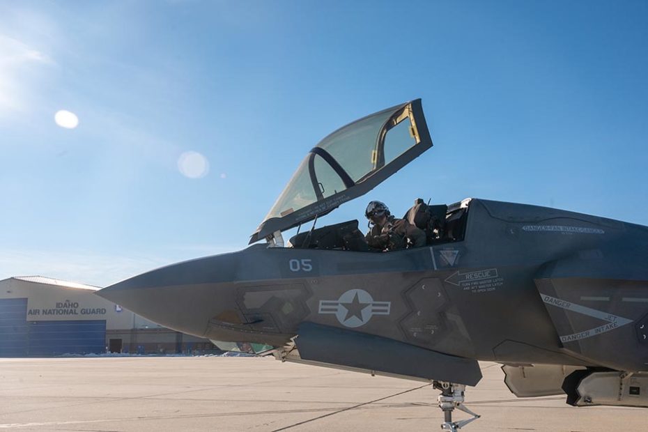 Los pilotos del A-10 Thunderbolt II del 190º Escuadrón de Cazas de la Guardia Nacional Aérea de Idaho se entrenan con los pilotos del F-35 Lightning II del Escuadrón de Cazas de Ataque de los Marines (VMFA) 225, en Gowen Field, Boise, Idaho, del 7 al 9 de enero de 2022. La integración y el entrenamiento con diferentes generaciones de aviones proporciona una colaboración y preparación únicas para la preparación de combate contra un enemigo cercano. (Foto de la Guardia Nacional Aérea de EE.UU. por la sargento de personal Mercedee Wilds)