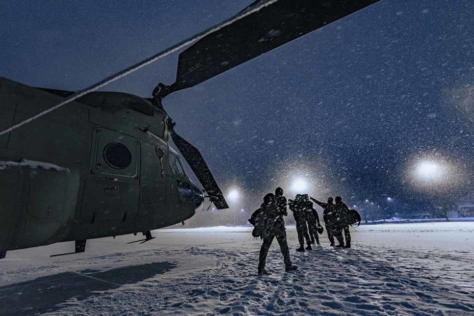 La tripulación del Ejército de los Estados Unidos de la Compañía B, 2º Batallón, 238º Aviación de Apoyo General, Peoria, Illinois, se aleja de su CH-47 "Chinook" después de una misión nocturna durante Winter Strike 21 en el Centro de Entrenamiento de Preparación para el Combate de Alpena, Michigan, el 28 de enero de 2021. Winter Strike 21 es un evento de preparación para climas fríos que se celebra como parte de la serie de ejercicios Northern Strike y que ofrece las incomparables instalaciones de la Guardia Nacional de Michigan como escenario para que las fuerzas estadounidenses y de la coalición reciban un entrenamiento avanzado de fuegos conjuntos en todas las condiciones meteorológicas. Foto de la Guardia Nacional Aérea de EE.UU. por el sargento mayor Scott Thompson