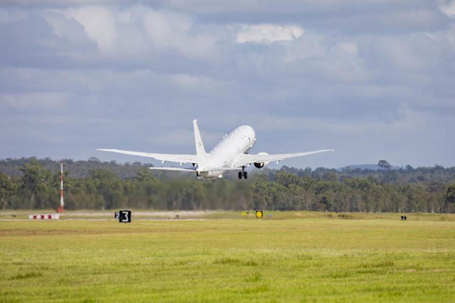 Uno de los dos vuelos P-8A Poseidon de la RAAF con destino a Tonga parte de la Base Amberley de la RAAF, en Queensland, para evaluar los daños. Foto de la aviadora Emma Schwenke. Departamento de Defensa de Australia