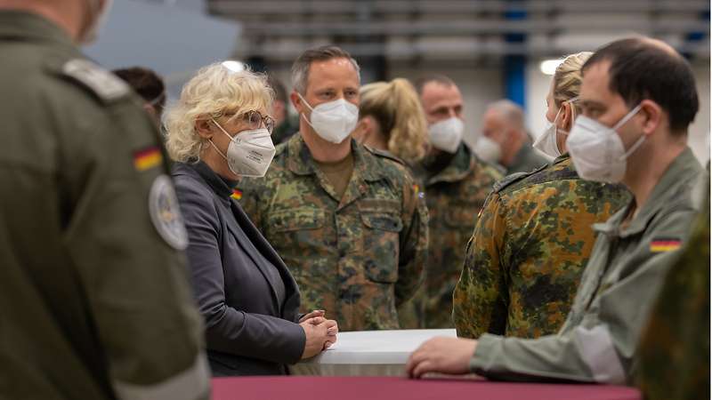 La Ministra Federal de Defensa, Christine Lambrecht, buscó conversar con soldados del Ala Aérea Táctica 73 "Steinhoff" en Rostock-Laage ©Bundeswehr/Jane Schmidt