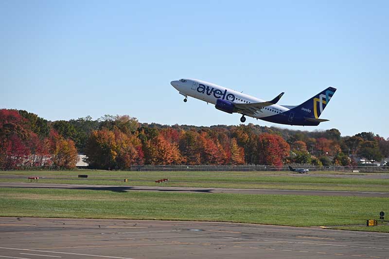 Vuelo de Avelo Airlines a la Costa Este saliendo del aeropuerto de Tweed-New Haven (HVN), la nueva base de Avelo en la Costa Este, en el sur de Connecticut. La aerolínea de bajo coste, que se lanzó hace seis meses en Los Ángeles, vuela ahora a 13 destinos en todo Estados Unidos. ©PRNewsfoto/Avelo Airlines