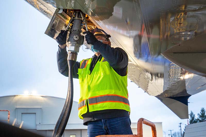 Técnico de mantenimiento de aviación carga combustible de aviación sostenible en el Boeing ecoDemonstrator 2021. Foto: Boeing