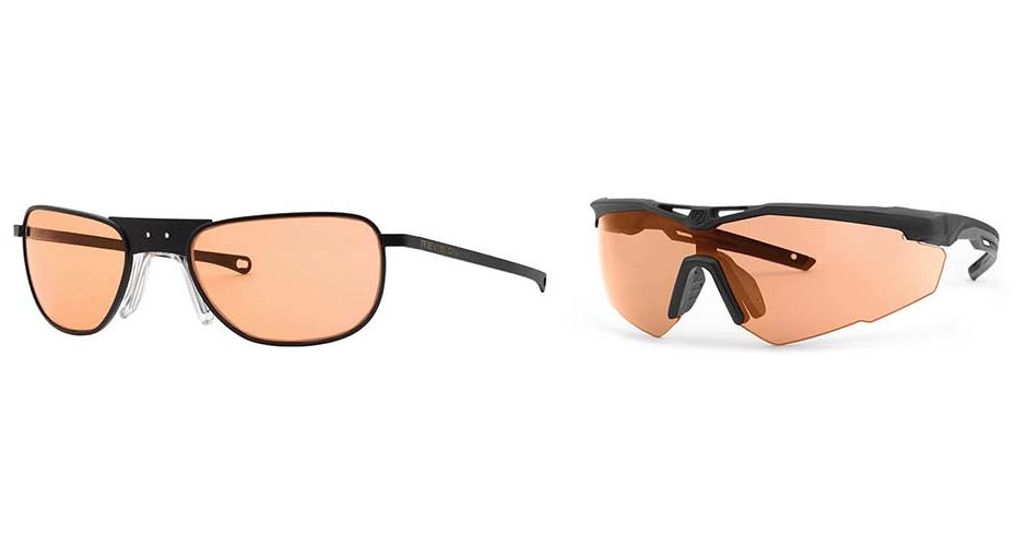 CALI-C se ofrece en dos configuraciones adaptadas para entornos de ala fija o de ala rotatoria: El armazón Aviator SF-2 (izquierda) ofrece un armazón de metal liviano con lentes dobles: perfil bajo e ideal para un ala fija cabina. El armazón StingerHawk® (derecha) ofrece una sola lente envolvente para una máxima cobertura, protección balística y rendimiento antiniebla para cabinas de vuelo de ala rotatoria. ©Revision