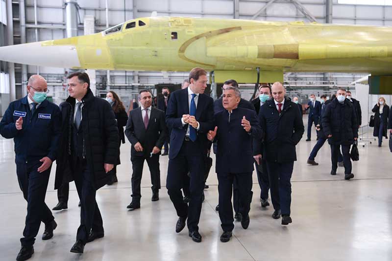Denis Manturov visitó las fábricas de aviones de Rostec en Kazán ©Rostec