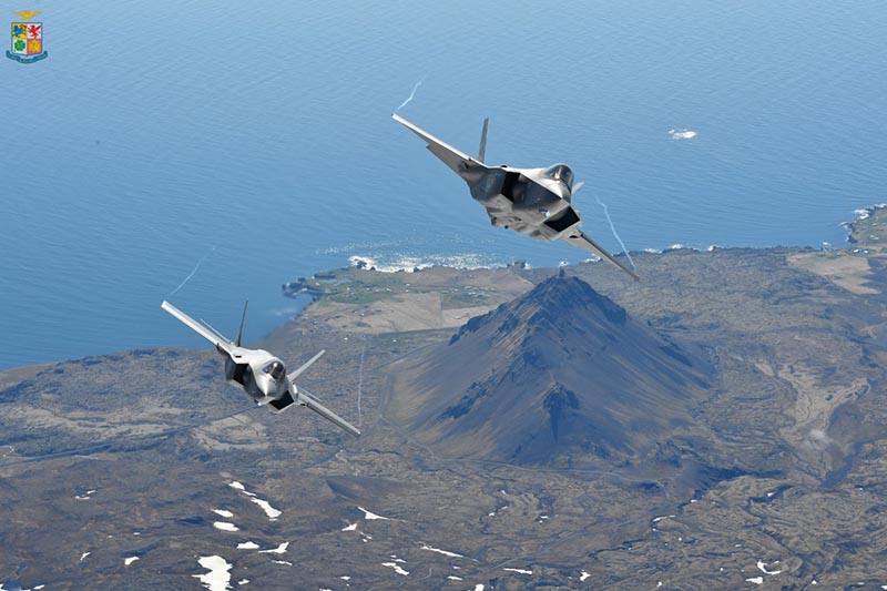 Foto de archivo de los F-35 italianos sobrevolando Islandia. Foto cortesía de la Fuerza Aérea Italiana.