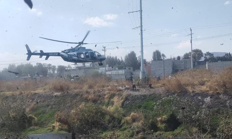 Helicóptero de Ecatepec impide la fuga de presunto robacoches que se arrojó a canal de aguas negras para escapar de la policía. ©Gobierno de Ecatepec de Morelos