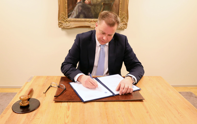El Ministro de Defensa, Antti Kaikkonen, firmó un acuerdo de participación industrial el viernes 11 de febrero de 2022 en Helsinki. ©Ministerio de Defensa de Finlandia